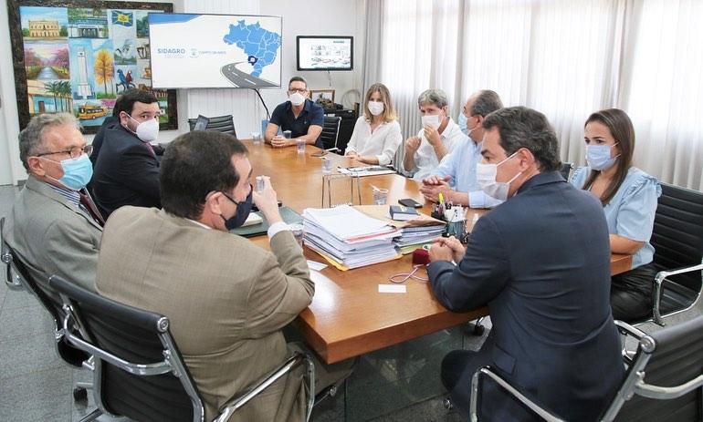 Prefeito Marquinhos Trad recebe em seu gabinete o embaixador do Paraguai.