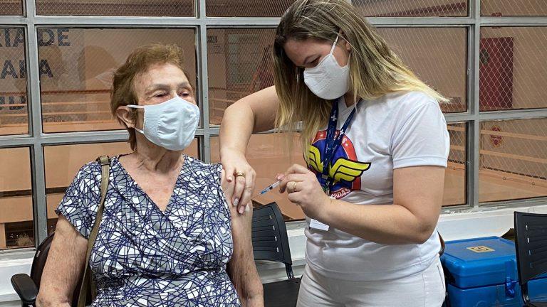 EM CAMPO GRANDE, MAIS DE 290 MIL PESSOAS FORAM VACINADAS SOMENTE DURANTE PLANTÕES AOS FINS DE SEMANA E FERIADOS.