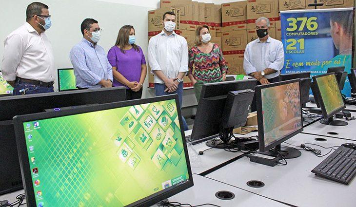 Governador do Estado de Mato Grosso do Sul. Reinaldo Azambuja inicia entrega de computadores. Governador do Estado de Mato Grosso do Sul. Reinaldo Azambuja inicia entrega de computadores.