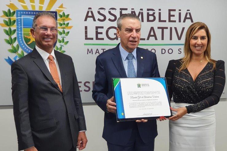 Idealizadora da Campanha Sinal Vermelho, juíza Renata Gil, é homenageada na ALEMS. Idealizadora da Campanha Sinal Vermelho, juíza Renata Gil, é homenageada na ALEMS.