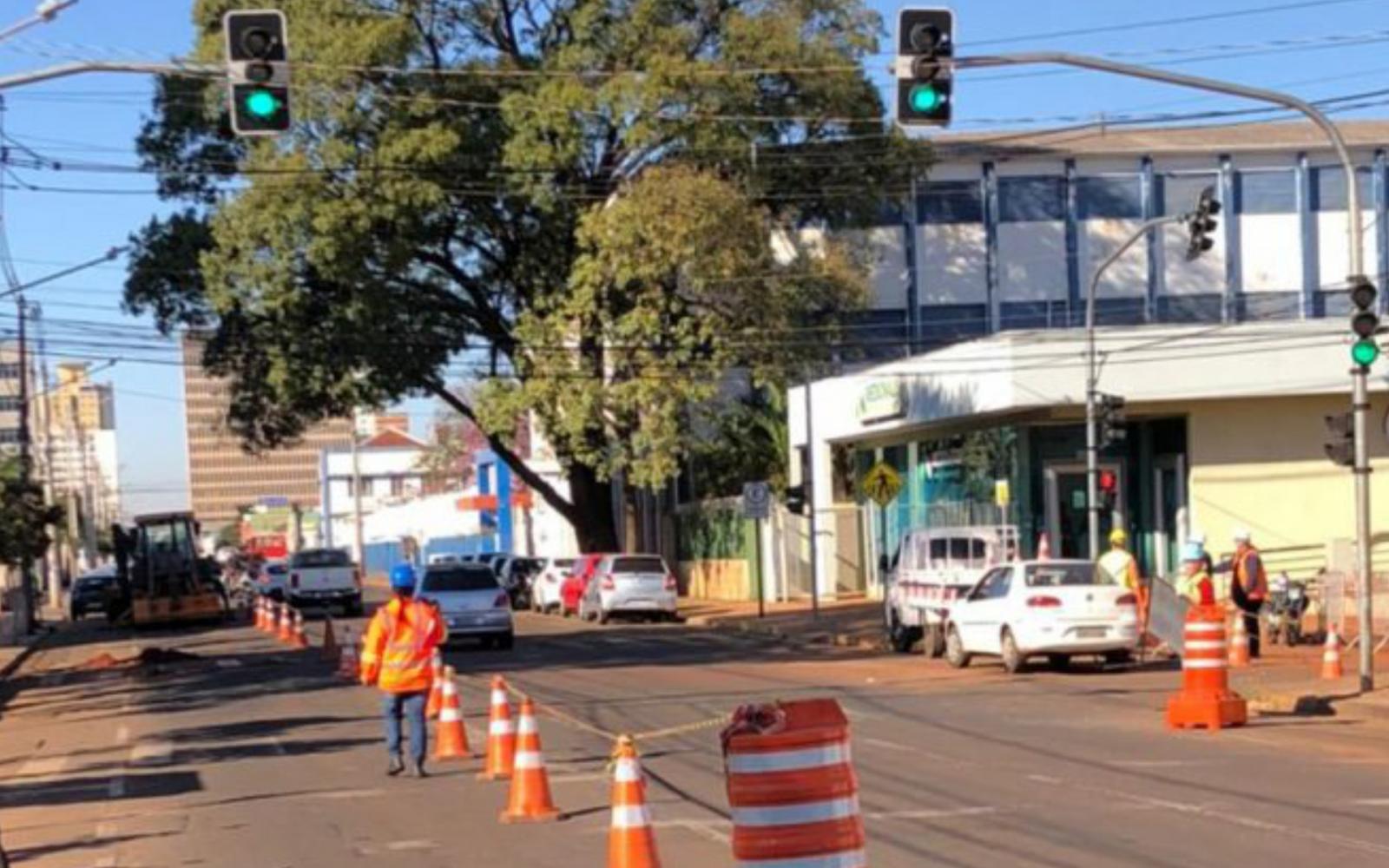Obras de drenagem fecham parcialmente cruzamento da 13 de maio por três dias.