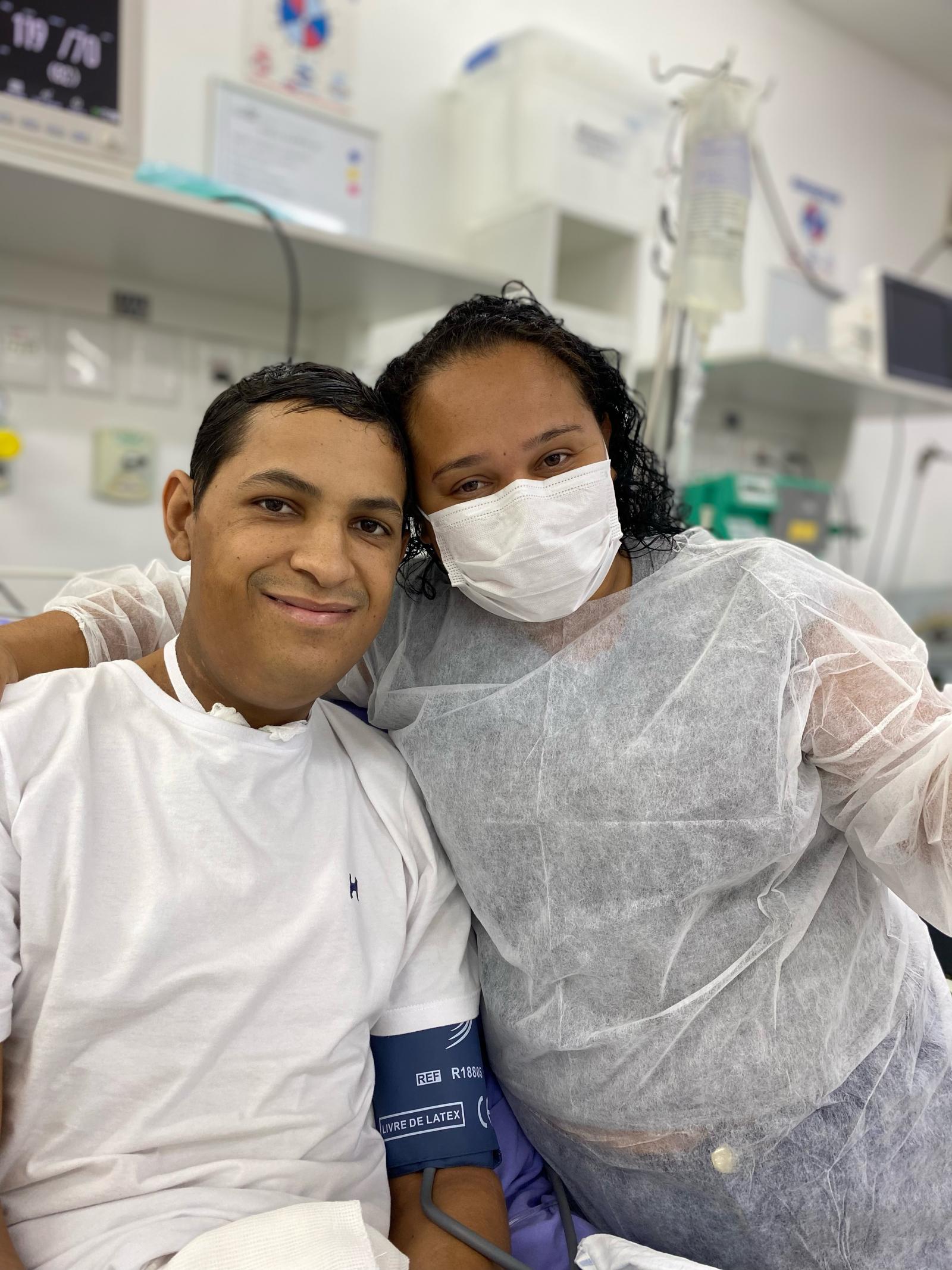 Para selar a união, paciente oncológico troca alianças com sua amada em UTI do Hospital Cassems Para selar a união, paciente oncológico troca alianças com sua amada em UTI do Hospital Cassems