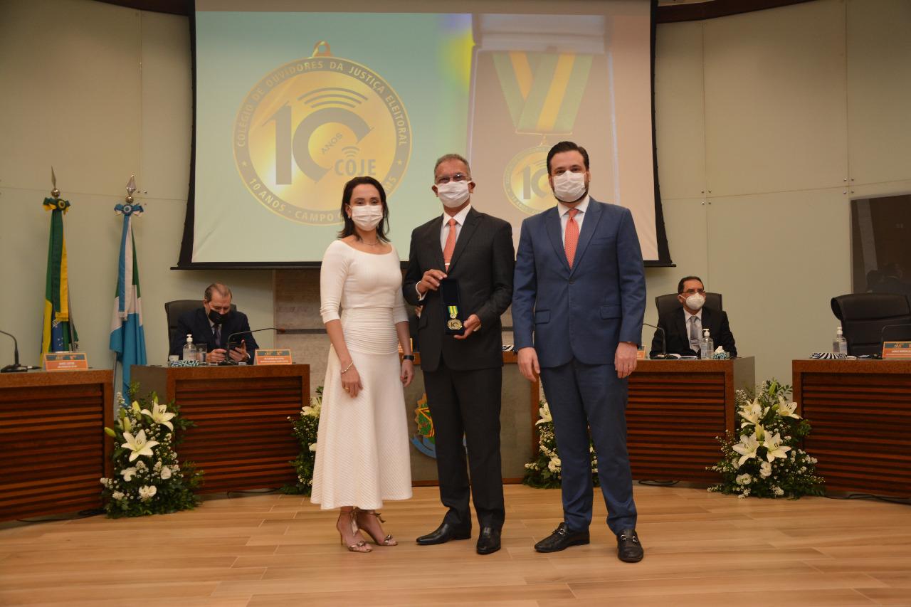 Presidente do TJ e presidente do TRE recebem homenagem do Colégio de Ouvidores da Justiça Eleitoral. Presidente do TJ e presidente do TRE recebem homenagem do Colégio de Ouvidores da Justiça Eleitoral.
