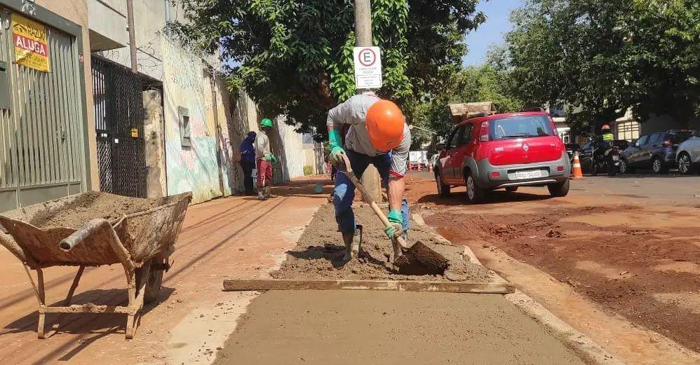  Segunda-feira de descanso para muitos que merecem uma folga, mas também de muito trabalho pelas obras de Campo Grande.