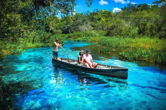 Bonito vai ficar cerca de 80 quilômetros mais perto de Campo Grande. Explico: daqui a pouco estarei assinando a ordem de início da pavimentação da MS-345, que liga Bonito a Anastácio, a conhecida “Estrada do 21”.