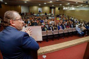 Ao receber novos profissionais, Presidente Mansour fala sobre a participação da OAB na redemocratização do País. Ao receber novos profissionais, Presidente Mansour fala sobre a participação da OAB na redemocratização do País.