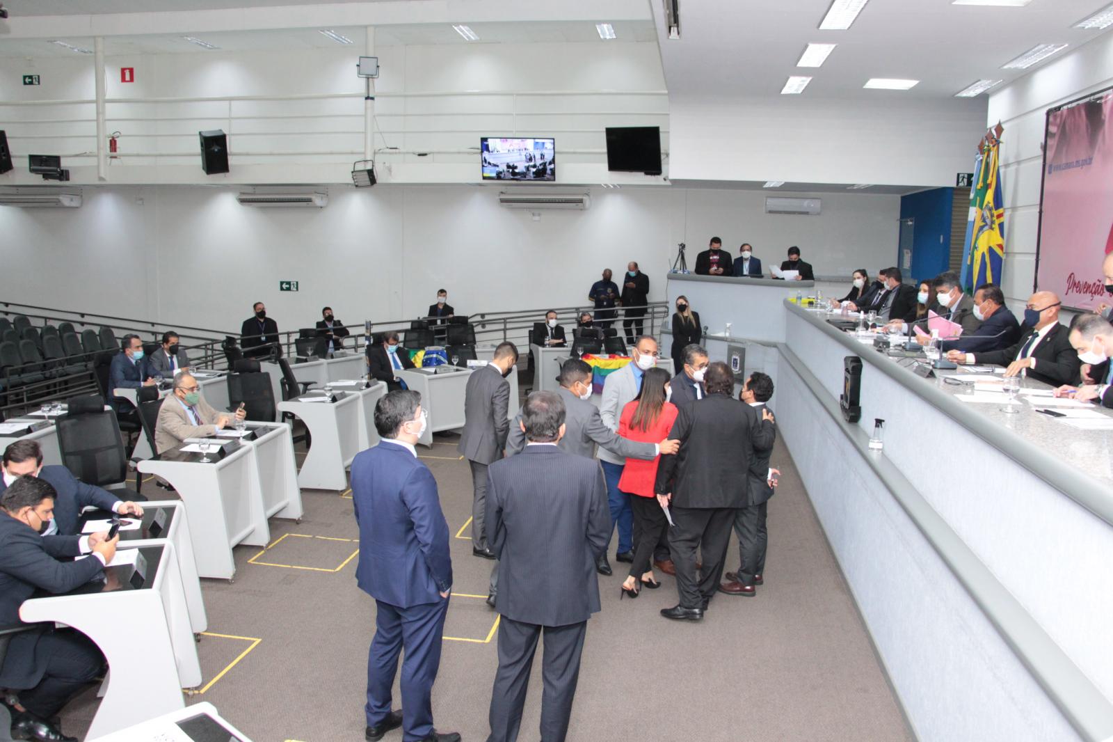 Vereadores aprovam três projetos e mantêm dois vetos parciais da Prefeitura.