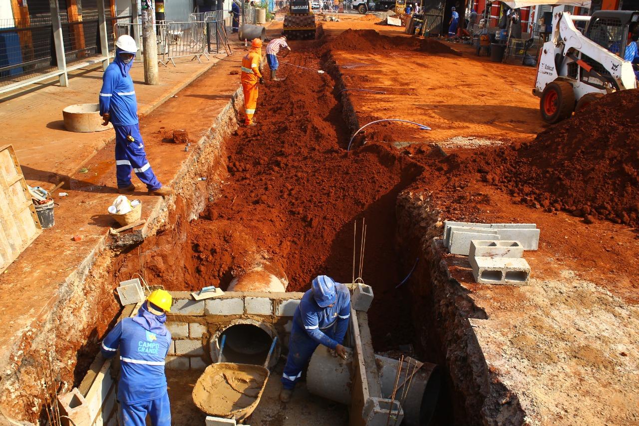 Reviva finaliza mais de 70% da drenagem do primeiro lote da rua Rui Barbosa.