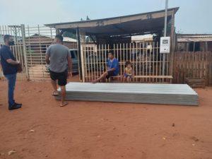 Em regime de plantão, prefeitura segue com atendimento emergencial e entrega materiais de construção a mais regiões neste Sábado. 