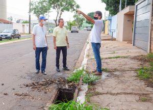 Prefeito Marquinhos Trad mobiliza servidores e percorre bairros para acompanhar limpeza preventiva.
