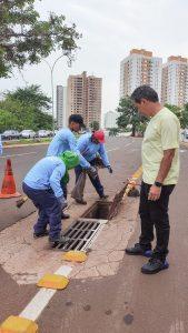 Prefeito Marquinhos Trad mobiliza servidores e percorre bairros para acompanhar limpeza preventiva.