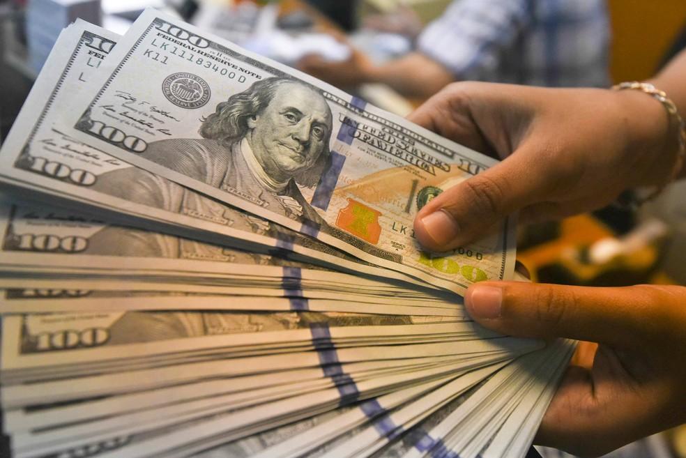 BC ajuda, e dólar volta a operar abaixo de R$ 5,50. BC ajuda, e dólar volta a operar abaixo de R$ 5,50.