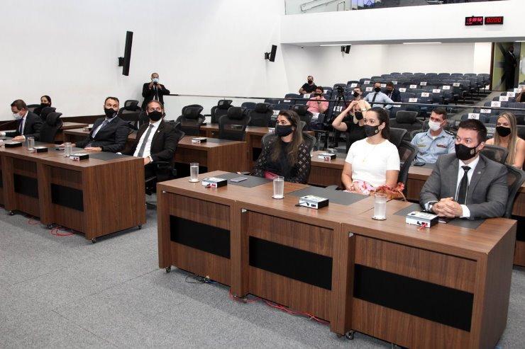 Deputados parabenizam policiais civis por "maior resolutividade do Brasil" Deputados parabenizam policiais civis por