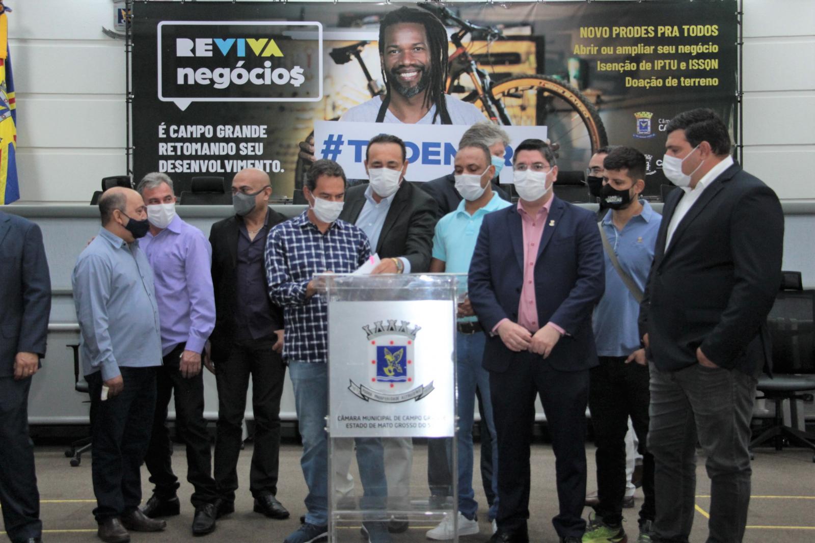 Em ato na Câmara, prefeito reúne secretários e vereadores e sanciona lei do novo Prodes.