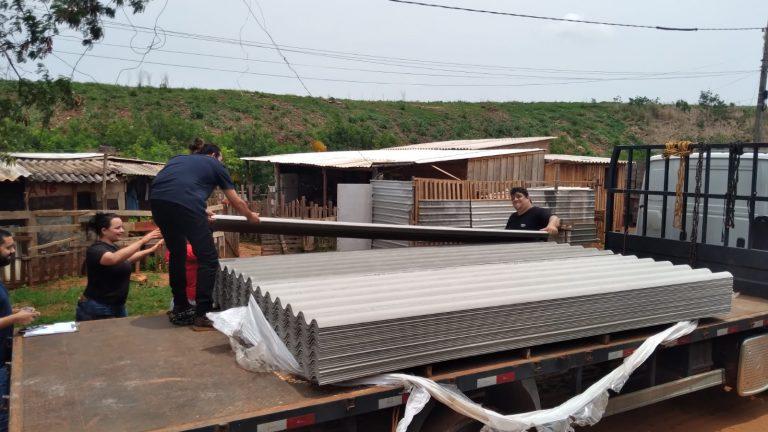 Em regime de plantão, prefeitura segue com atendimento emergencial e entrega materiais de construção a mais regiões neste Sábado. 