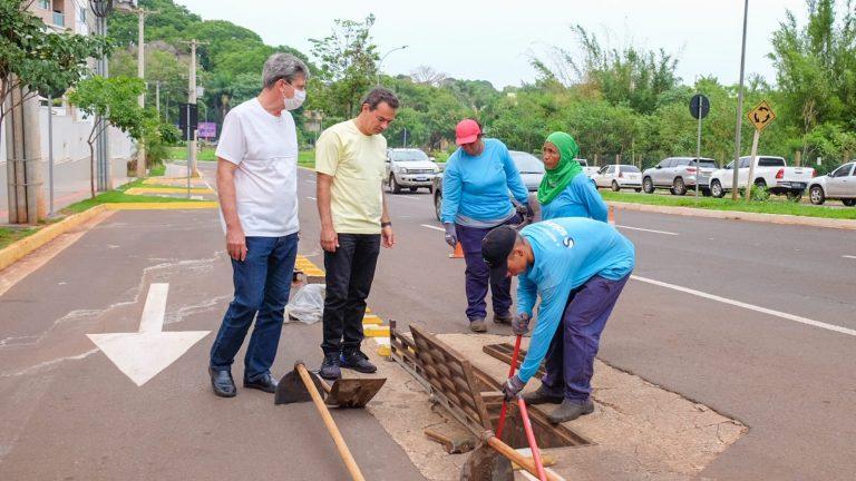 Prefeito Marquinhos Trad mobiliza servidores e percorre bairros para acompanhar limpeza preventiva.