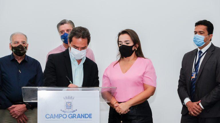 Prefeitura assina contrato com a caixa para pavimentar 4 bairros e iniciar projeto  da nova feira Central.