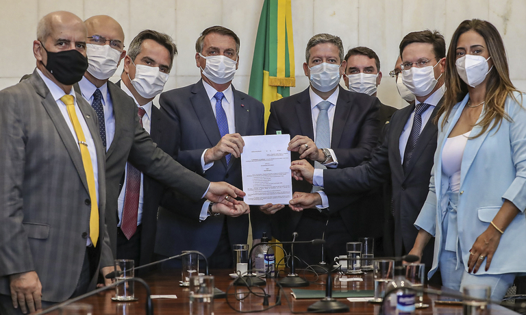 Presidente sanciona alteração da LDO 2021 que viabilizará o Programa Auxílio Brasil Presidente sanciona alteração da LDO 2021 que viabilizará o Programa Auxílio Brasil