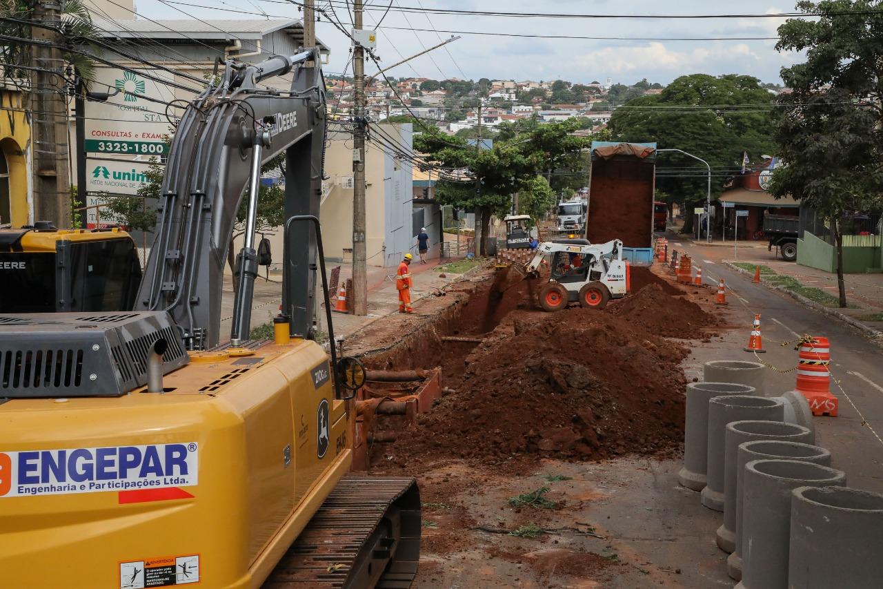 Reviva finaliza mais de 70% da drenagem do primeiro lote da rua Rui Barbosa.