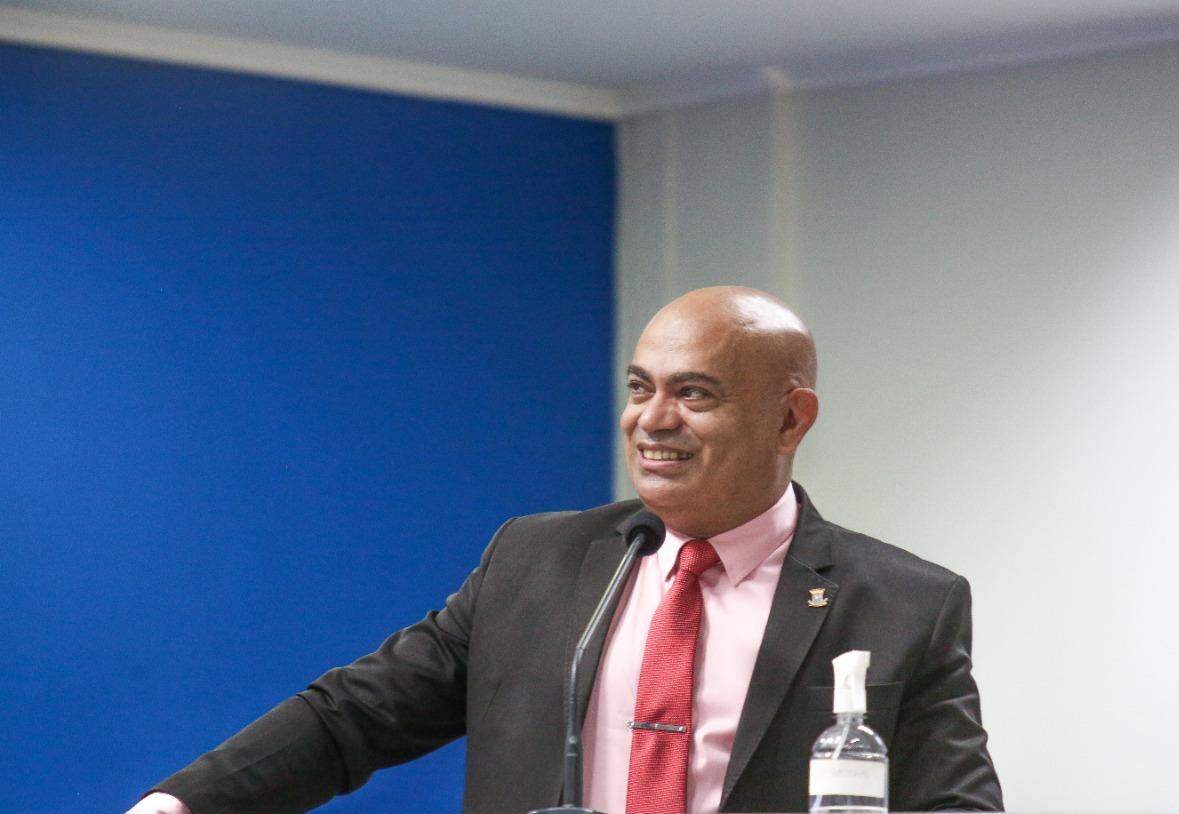 Ronilço Guerreiro quer mais espaço para livros regionais nas escolas da Capital.