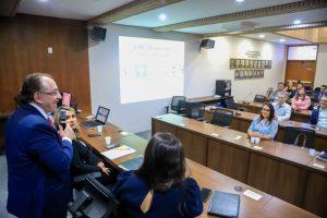Palestra promovida pela Comissão de Assuntos Tributários debate sobre os impacto da PEC 110 para os municípios. Palestra promovida pela Comissão de Assuntos Tributários debate sobre os impacto da PEC 110 para os municípios.
