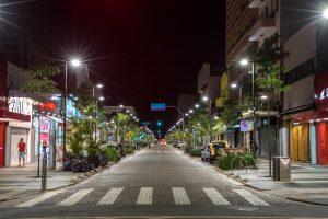 Requalificação da Rua 14 de julho completa dois anos e, de presente, via ganha iluminação especial de natal.