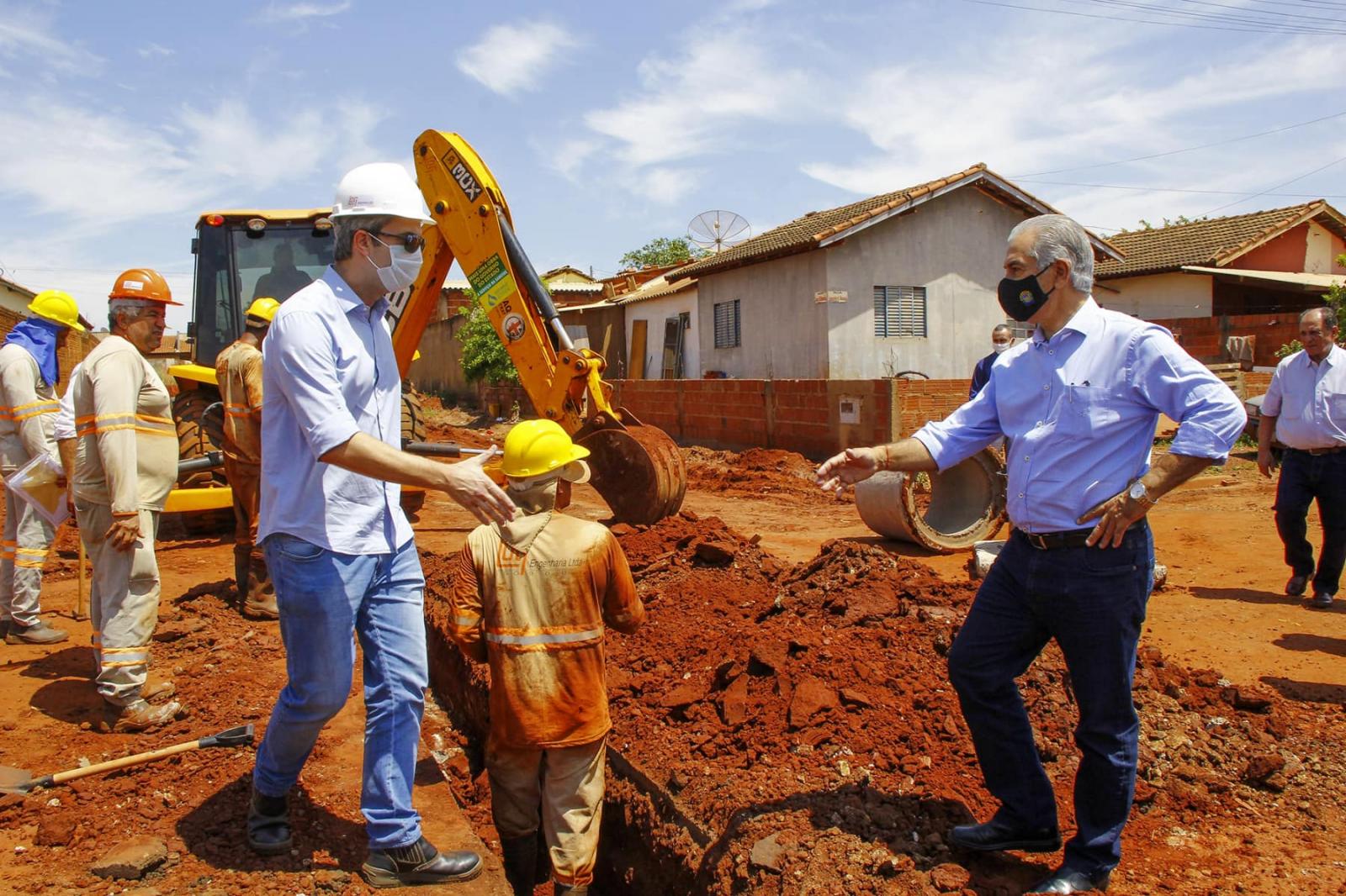 Governador Reinaldo Azambuja faz investimento de  R$ 900 milhões em OBRAS e novos EMPREGOS – Hoje estamos com R$ 900 milhões em obras de infraestrutura nos 79 municípios