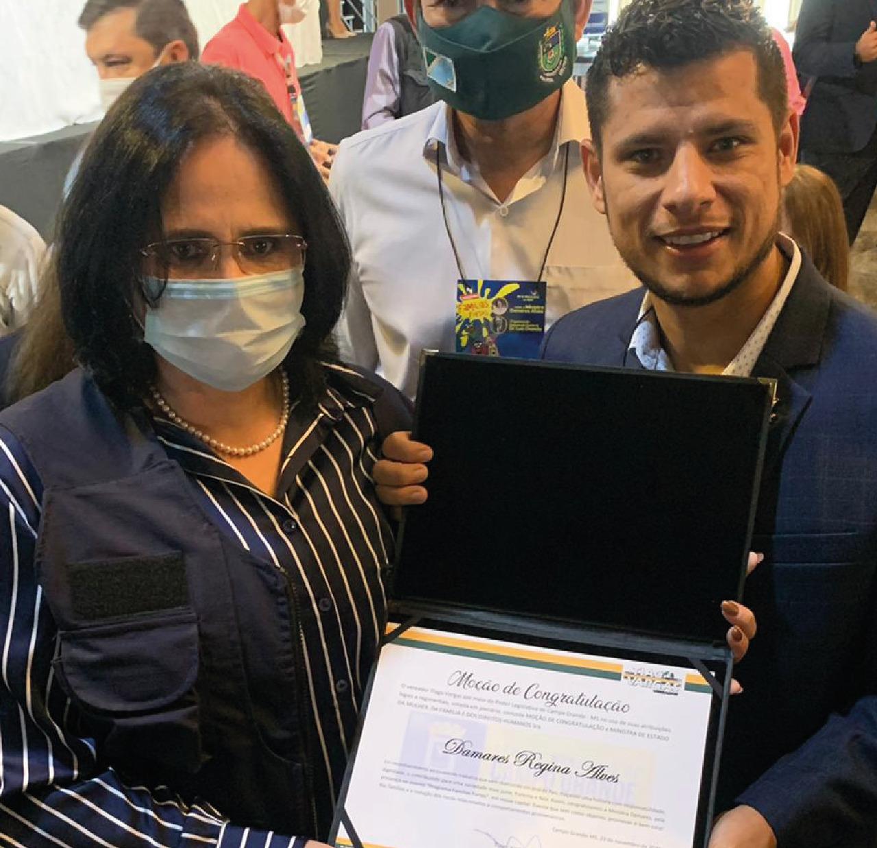 Ao lado da ministra Damares, Tiago Vargas acompanha lançamento de programa federal na Capital.