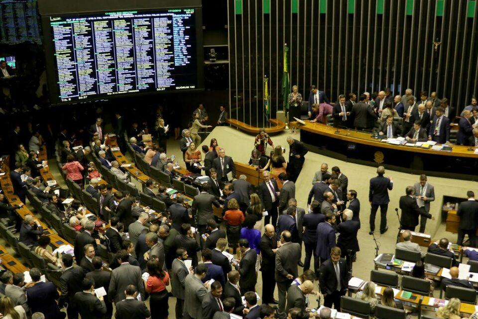 Câmara aprova em primeiro turno texto-base de PEC que viabiliza Auxílio Brasil de R$ 400 em ano eleitoral  Câmara aprova em primeiro turno texto-base de PEC que viabiliza Auxílio Brasil de R$ 400 em ano eleitoral