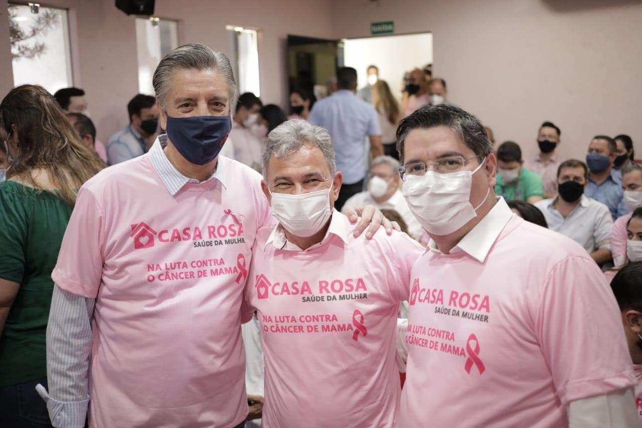 Casa Rosa representa esperança para mulheres que aguardam tratamento contra o câncer de mama, afirma Zé da Farmácia.