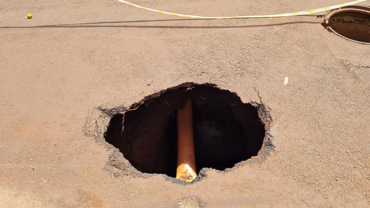 Cratera no Jardim Seminário tira o sono dos moradores e Ronilço Guerreiro cobra providências.