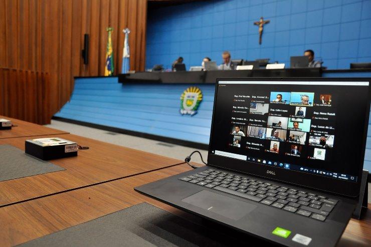 Deputados devem votar hoje projetos relativos a idosos e a pessoas com câncer.