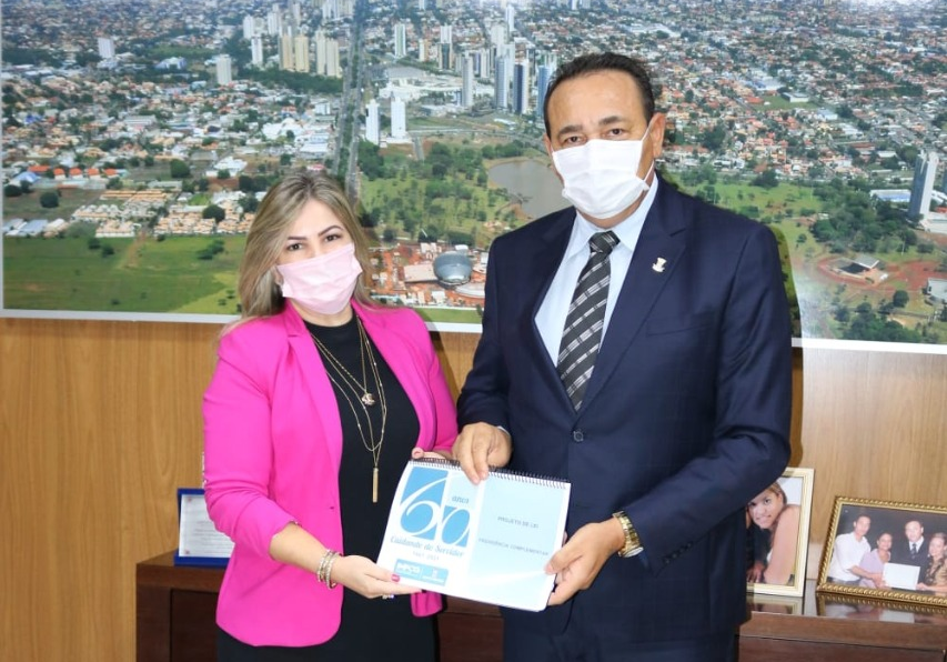 Diretora-presidente do IMPCG entrega à Câmara Projeto de Lei para Instituição do regime de previdência complementar. Diretora-presidente do IMPCG entrega à Câmara Projeto de Lei para Instituição do regime de previdência complementar.