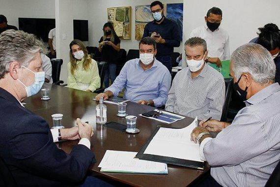 Governador Reinaldo Azambuja oficializa plano para neutralizar gases do efeito estufa até 2030. Governador Reinaldo Azambuja oficializa plano para neutralizar gases do efeito estufa até 2030.