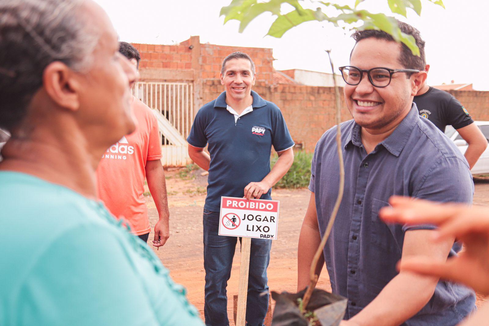 Papy encerra outubro com plantação de árvores frutíferas no Riviera Park.