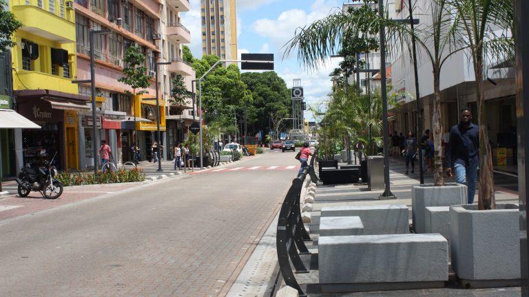 Requalificação da Rua 14 de julho completa dois anos e, de presente, via ganha iluminação especial de natal.