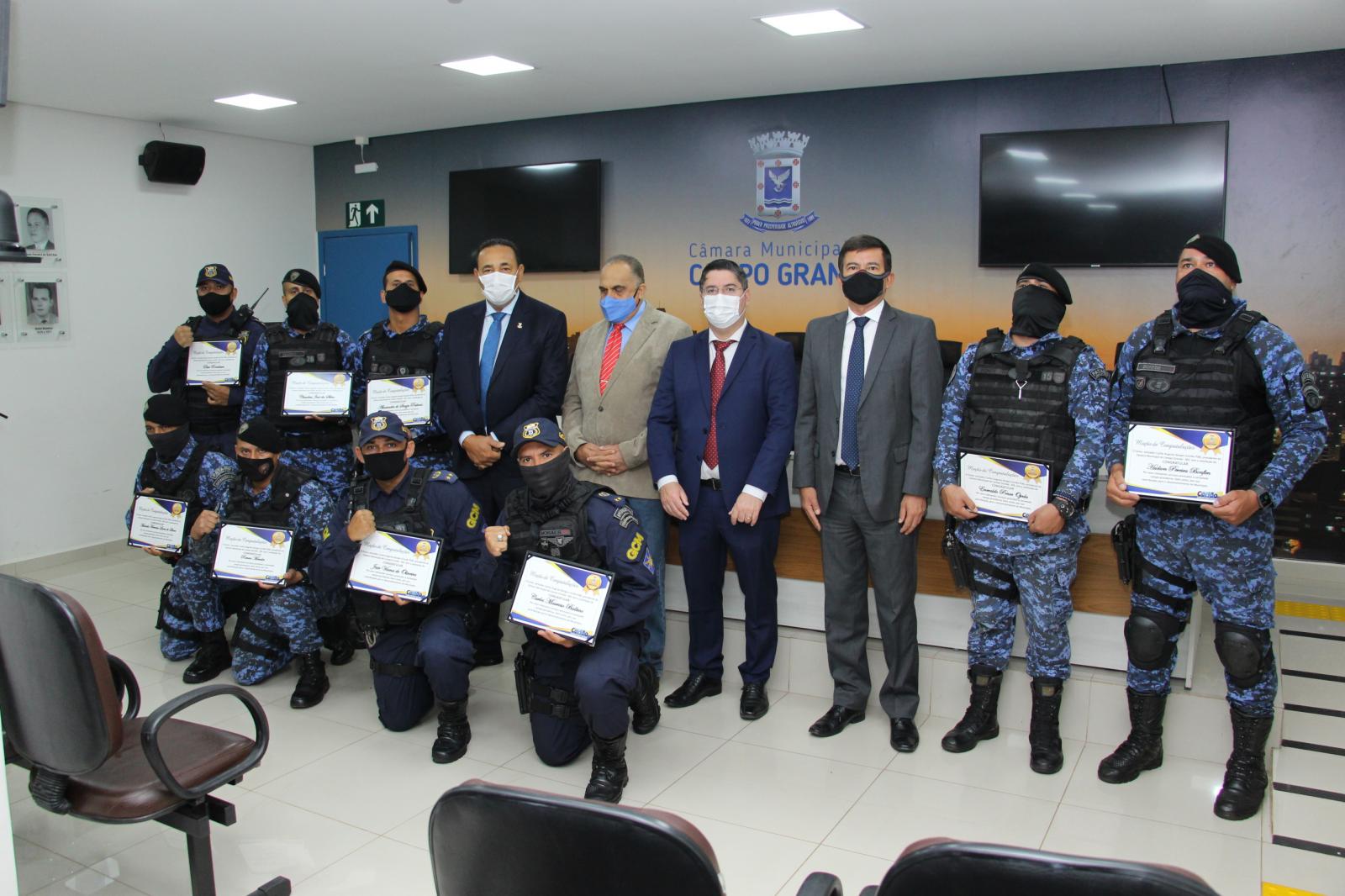 Vereador Carlão homenageia guardas municipais que realizaram curso em SP.