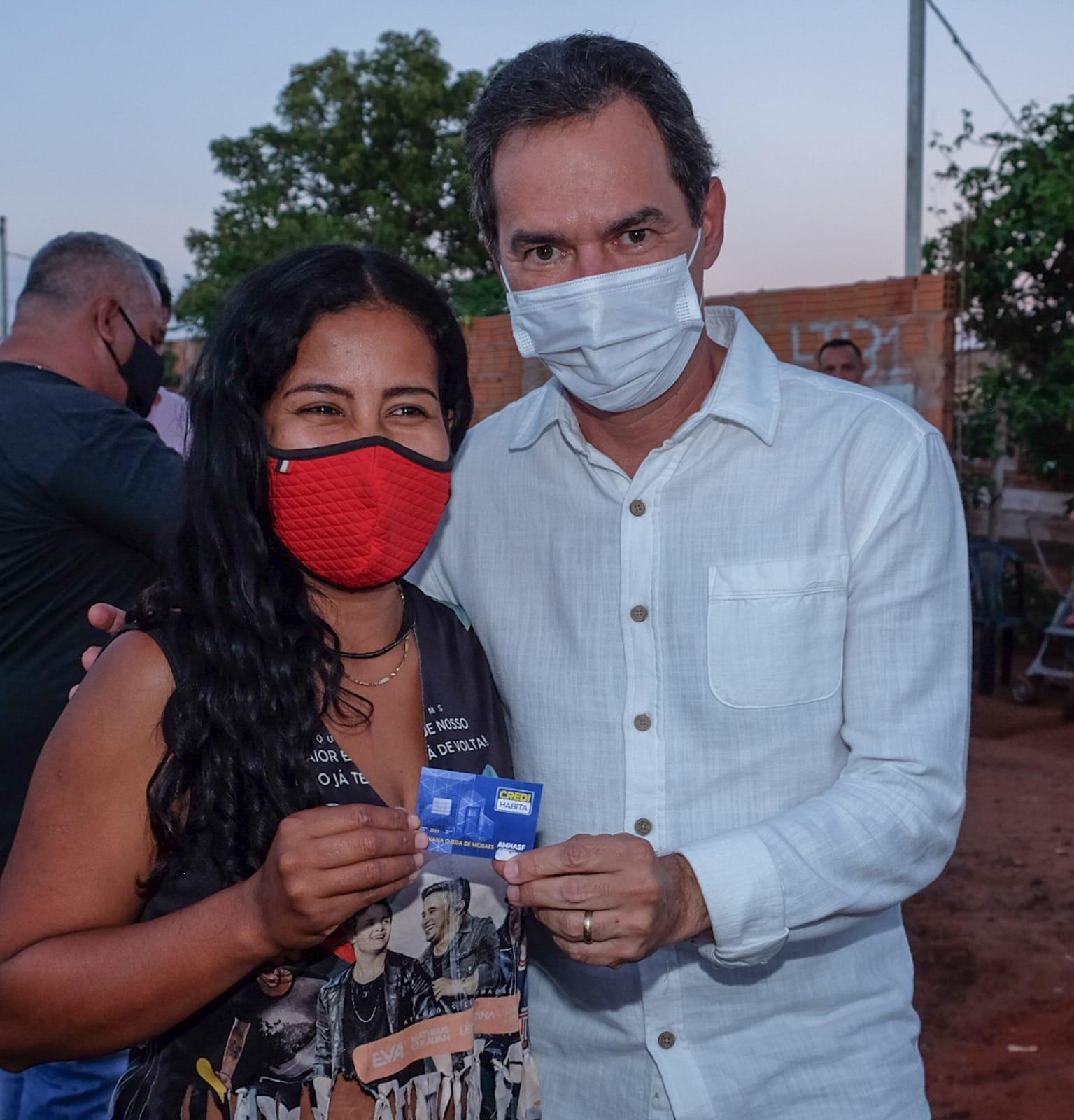 Prefeitura entrega cartões do Credihabita para construção de moradias dignas nas comunidade Aguadinha e só por Deus.