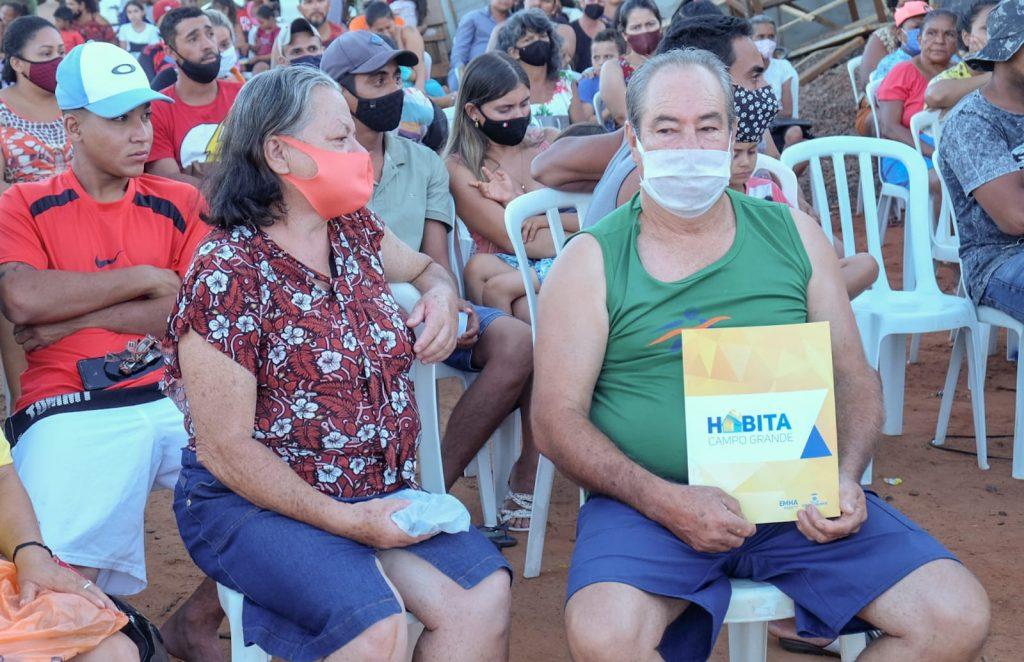 Prefeitura entrega cartões do Credihabita para construção de moradias dignas nas comunidade Aguadinha e só por Deus.