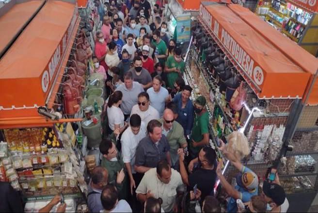 Presidente Jair Messias Bolsonaro chegou nesta Segunda-Feira DIA 13/12/2021 em Campo Grande por conta do mau tempo, e foi ao Mercadão Municipal comer Pastel e tomar Tubaína Presidente Jair Messias Bolsonaro chegou nesta Segunda-Feira DIA 13/12/2021 em Campo Grande por conta do mau tempo, e foi ao Mercadão Municipal comer Pastel e tomar Tubaína
