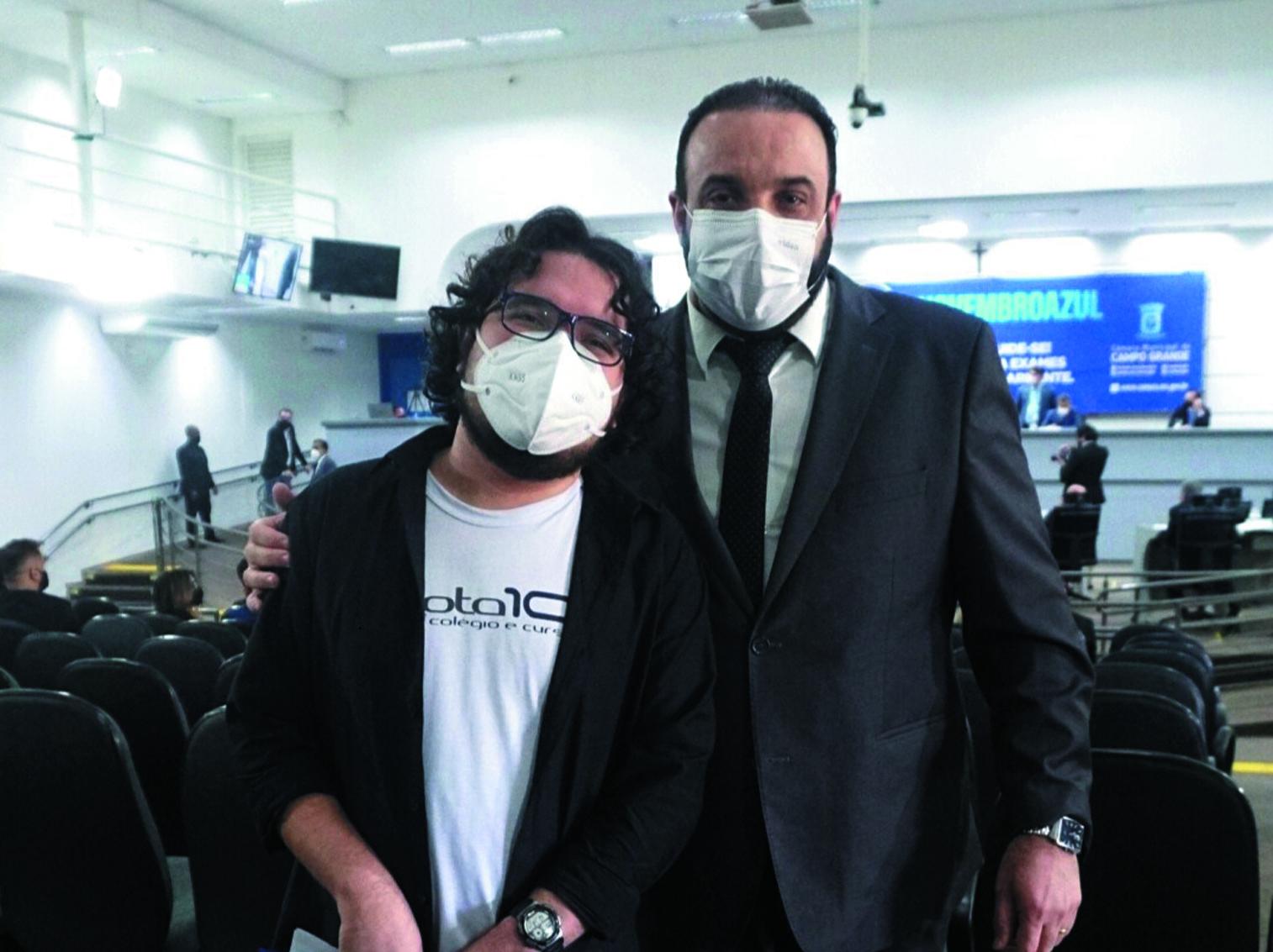 Convidado por Vereador Professor Juari, jovem autista discursa sobre inclusão social em Sessão da Câmara Municipal de Campo Grande.