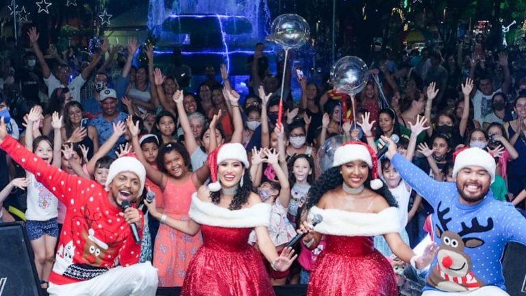 No dia do Natal, Kelly Ramos anima a festa da Praça Ary Coelho com show super dançante.