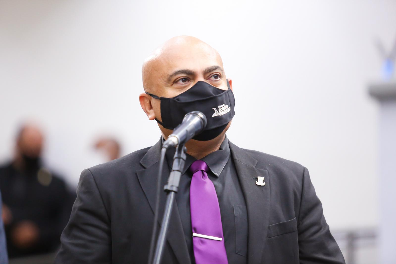 Ronilço Guerreiro questiona veto do prefeito sobre inclusão do empreendedorismo no currículo escolar.