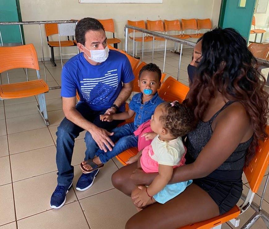 Prefeito Marcos Trad  visita unidades de saúde e garante normalidade no 1º dia do ano 