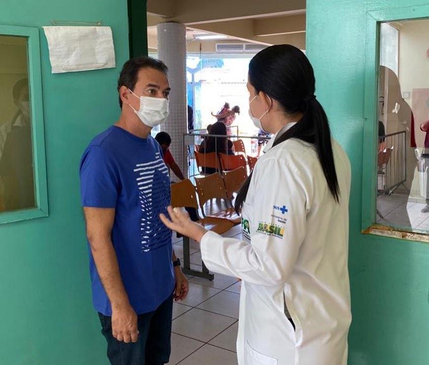 Prefeito Marcos Trad  visita unidades de saúde e garante normalidade no 1º dia do ano 