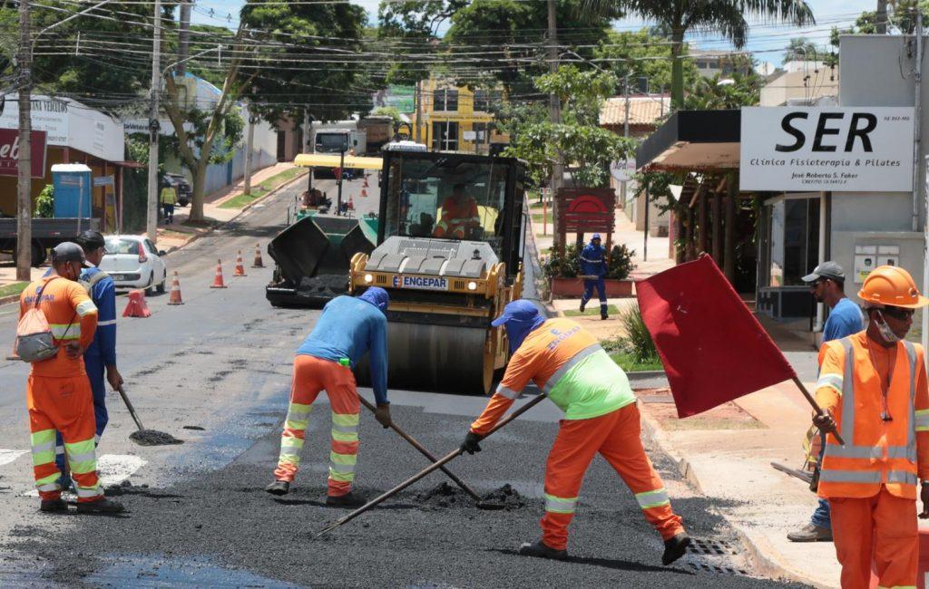Prefeitura faz recapeamento do trecho final da José Antônio, futuro corredor gastronômico.