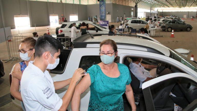 COM TODAS AS DOSES DISPONÍVEIS EM MAIS DE 40 LOCAIS, PREFEITURA DÁ CONTINUIDADE NA VACINAÇÃO CONTRA A COVID-19.