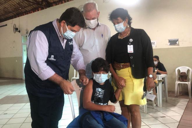 José Mauro levou seu filho Lucas para vacinar, em meio ao aumento das internações de crianças por Covid-19