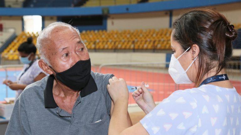 VACINAÇÃO CONTRA COVID AVANÇA COM 1ª, 2ª E DOSES DE REFORÇO DISPONÍVEIS NESTE DOMINGO.