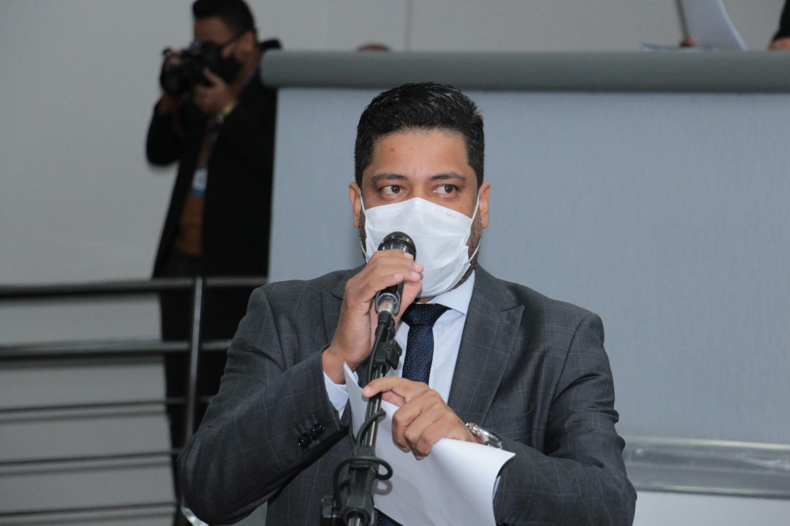 Vereador Professor Riverton celebra conquista da aprovação do reajuste do piso nacional para professores da Educação Básica.